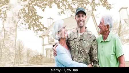 Composizione del soldato maschile sorridente con i genitori e la casa in background Foto Stock