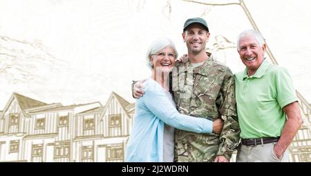 Composizione del soldato maschile sorridente con i genitori e la casa in background Foto Stock