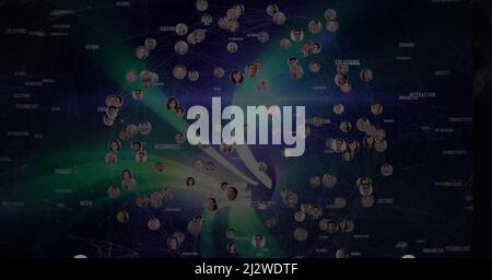 Composizione di una rete di collegamenti con testi e fotografie di persone in tutto il mondo Foto Stock