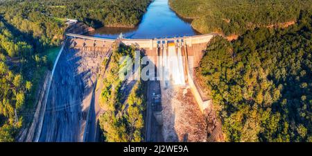 Diga traboccante sul fiume Warragamba in Blue Mountains – aereo senza panorama del cielo. Foto Stock