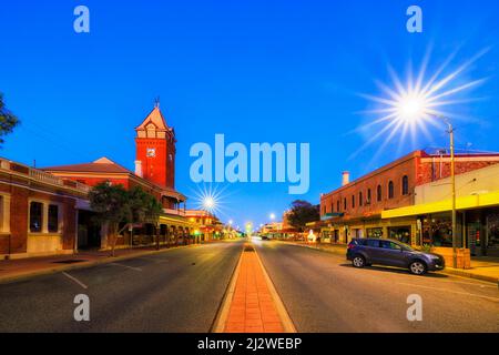 Broken Hill, Australia - 26 Dic 2021: Strada principale in Broken Hill City - incrocio di Argent Street con semafori al tramonto. Foto Stock