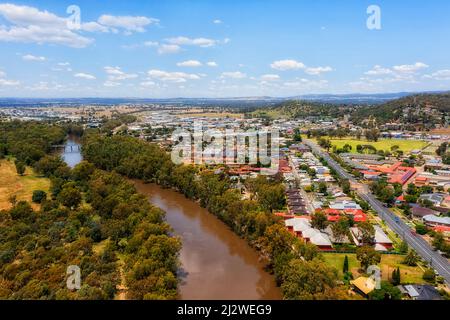 Wagga Wagga, città rurale regionale nell'entroterra australiano sul fiume Murrumbidgee con vista panoramica aerea. Foto Stock