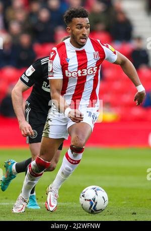 Jacob Brown di Stoke City durante la partita del campionato Sky Bet al bet365 Stadium di Stoke. Data foto: Sabato 2 aprile 2022. Foto Stock