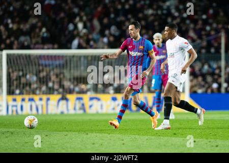 Sergio Busquets del FC Barcelona e Anthony Martial del Sevilla FC durante la partita di calcio la Liga tra il FC Barcelona e il Sevilla FC il 3 aprile 2022 allo stadio Camp Nou di Barcellona, Spagna - Foto: Marc Graupera Aloma/DPPI/LiveMedia Foto Stock