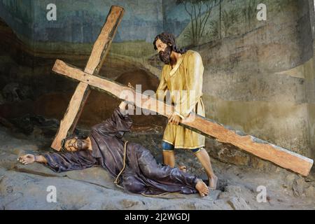 Statue raffiguranti Cristo cadendo sulla strada per il Calvario in Bom Jesus Braga, Portogallo Foto Stock