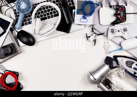 Vecchi computer, tablet digitali, telefoni cellulari, molti dispositivi elettronici usati, la casa e gli elettrodomestici rotti. Vista dall'alto. Obsolescenza pianificata Foto Stock