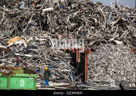 Deposito di rottami con metallo vecchio nel distretto Deutz, Colonia, Germania. Schrottplatz mit Altmetall im Stadtteil Deutz, Koeln, Deutschland. Foto Stock