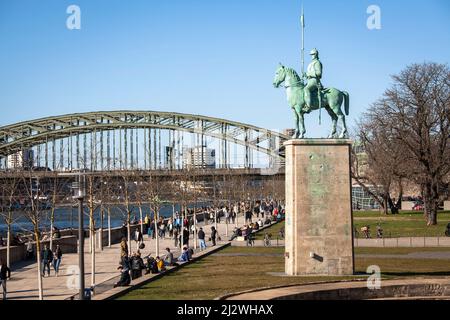 Il monumento a cuirassier sulle rive del fiume Reno nel distretto Deutz, ponte Hohenzollern, Colonia, Germania. Das Kuerassier-Denkmal am Kenned Foto Stock