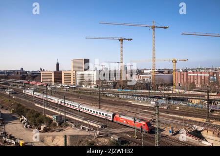 Vista della stazione ferroviaria Deutz e il cantiere per la costruzione del progetto di costruzione MesseCity Koeln vicino al centro fieristico nel quartiere Deutz di Colonia, Foto Stock