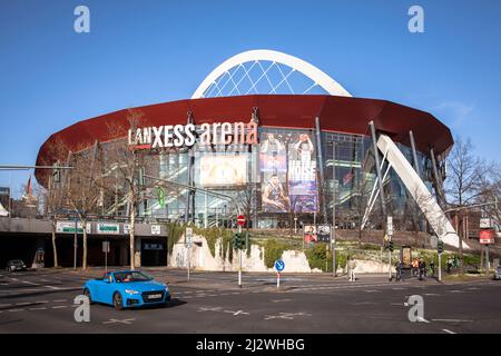 The Lanxess Arena nel quartiere Deutz, Colonia, Germania. Die Lanxess Arena im Stadtteil Deutz, Koeln, Deutschland. Foto Stock