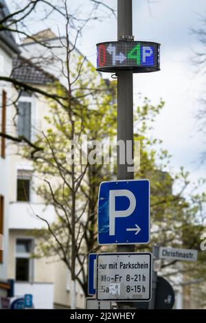 Display a LED del sistema di guida al parcheggio ParkPilot su Neusser Street nel quartiere Nippes, Colonia, Germania. Il sistema dell'operatore Rheinen Foto Stock