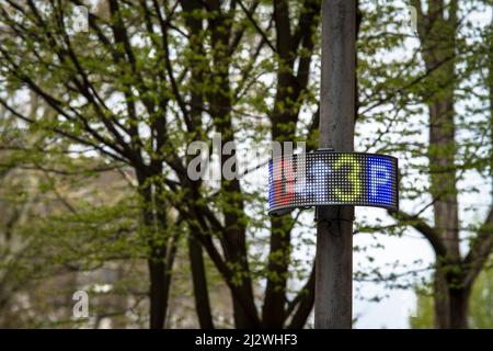 Display a LED del sistema di guida al parcheggio ParkPilot nel quartiere Nippes, Colonia, Germania. Il sistema dell'operatore RheinEnergie copre circa 80 unità Foto Stock