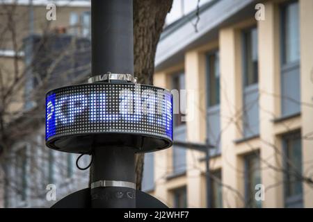 Display a LED del sistema di guida al parcheggio ParkPilot su Neusser Street nel quartiere Nippes, Colonia, Germania. Il sistema dell'operatore Rheinen Foto Stock