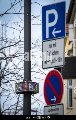 Display a LED del sistema di guida al parcheggio ParkPilot su Neusser Street nel quartiere Nippes, Colonia, Germania. Il sistema dell'operatore Rheinen Foto Stock