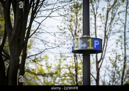 Display a LED del sistema di guida al parcheggio ParkPilot nel quartiere Nippes, Colonia, Germania. Il sistema dell'operatore RheinEnergie copre circa 80 unità Foto Stock