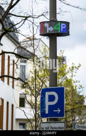 Display a LED del sistema di guida al parcheggio ParkPilot su Neusser Street nel quartiere Nippes, Colonia, Germania. Il sistema dell'operatore Rheinen Foto Stock