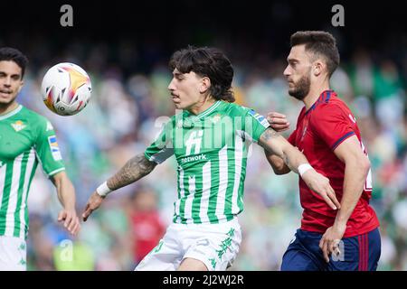 Hector Bellerin di Real Betis e Roberto Torres di Osasuna durante il campionato spagnolo la Liga partita di calcio tra Real Betis e CA Osasuna il 3 aprile 2022 allo stadio Benito Villamarin di Siviglia, Spagna - Foto: Joaquin Corchero/DPPI/LiveMedia Foto Stock