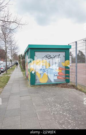 01 aprile 2022, Amburgo: Vista della costruzione di una stazione di regolazione della pressione del gas dipinta su graffiti. Nella stazione di regolazione della pressione del gas, la pressione del gas per gli appartamenti e le famiglie è regolata da circa 15 bar a 60 millibar. Foto: Georg Wendt/dpa Foto Stock