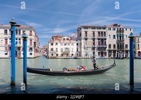 Gondola con turisti sul canale grande, Venezia, Italia Foto Stock