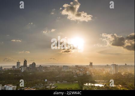 Vista al Parco di Uhuru nel quartiere degli affari di Nairobi, Kenya in serata con più siti di costruzione grattacieli sullo sfondo Foto Stock