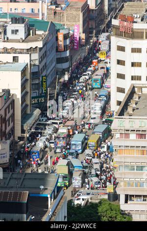 Nairobi, Kenya - 23 dicembre: lavoro e il traffico di Natale con Matatus durante le ore di punta su Ronald Ngala Street a Nairobi in Kenya il 23 dicembre, 2015 Foto Stock