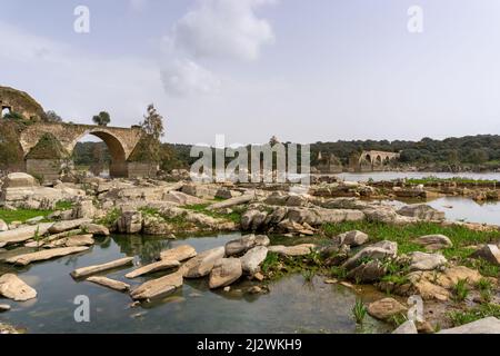 Vista sullo storico ponte di Ajuda sul fiume Guadiana Foto Stock