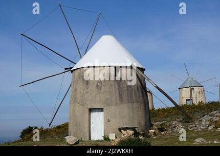 Antico mulino a vento storico in cima alla montagna Foto Stock
