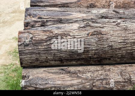 I vecchi tronchi di albero affettato accatastati sul primo piano del tiro del suolo Foto Stock