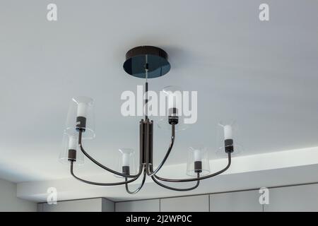 Lampadario con molte lampadine sul soffitto Foto Stock