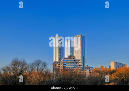 Mosca. Russia. Marzo 22, 2022. Moderni edifici identici grattacieli nella città di Mosca sotto il cielo blu in una giornata di sole. Foto Stock
