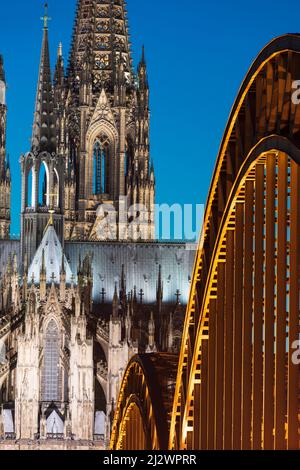 Atmosfera serale presso la Cattedrale di Colonia, il ponte Hohenzollern, Colonia, Renania settentrionale-Vestfalia, Germania, Europa Foto Stock