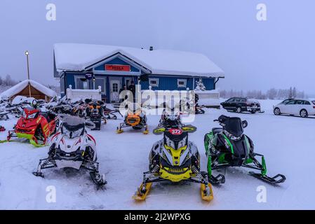 Noleggio di motoslitte a Yllaes, Aekaeslampolo, Finlandia Foto Stock