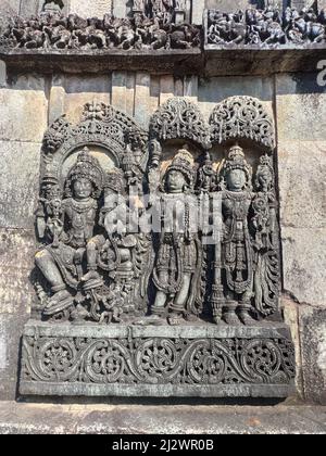 Il pannello ornato del tempio Chennakesava di Belur raffigura Vishnu con Lakshmi, Shiva con Parvati e Ranganayaki. Mostra l'arte di Hoysala. Foto Stock