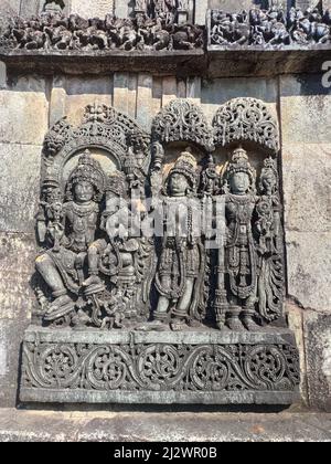 Primo piano di rilievi ornati pannello parete raffiguranti divinità indù, Ranganayaki, Andal, tempio, Chennakesava tempio complesso, Belur, Karnataka, India Foto Stock