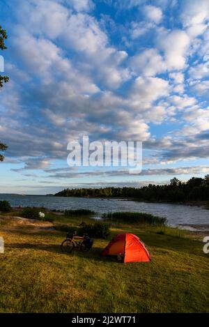 Tenda in bicicletta alle rovine della fortezza di Bomarsund, Ahland Island, Ahland, Finlandia Foto Stock