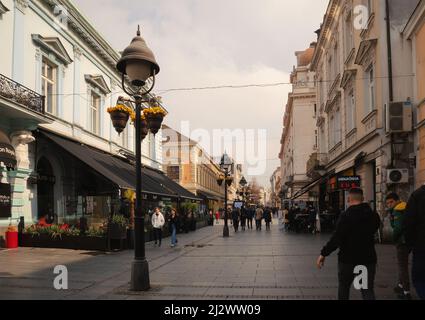 Belgrado, Serbia - 02 aprile 2022: Via Knez Mihailova, il principale luogo turistico di Belgrado, belle marciapiedi con molti ristoranti e serbo cu Foto Stock