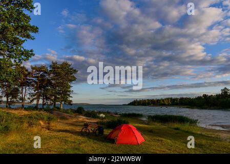 Tenda in bicicletta alle rovine della fortezza di Bomarsund, Ahland Island, Ahland, Finlandia Foto Stock