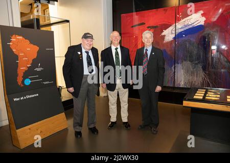 ALl'IWM LONDON New Falklands sono APERTE NUOVE ESPOSIZIONI ALL'IWM London New Falklands, che includono immagini del fotografo professionista Paul Haley e opere d'arte di Linda Kitson. Assistere alla mostra Paul Haley con le sue immagini in mostra a IWM London, molte delle quali sono esposte per la prima volta. Falklands War Veterans (cappuccio sinistro) Paul Benton, che ha servito a bordo di HMS Invincible, e (medio) Mike Carr, che ha servito con 3 Para. Credit: Jeff Gilbert/Alamy Live News Foto Stock