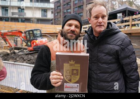 01 aprile 2022, Amburgo: Benjamin Adrion (l), fondatore dell'organizzazione no-profit Viva con Agua, e Oke Göttlich, presidente del FC St. Pauli, stanno per la posa della pietra di fondazione per la 'Villa Viva' nella Münzviertel. L'organizzazione senza scopo di lucro Viva con Agua sta costruendo la 'Villa Viva' la locanda a dodici piani, Che sarà costruito entro la fine del 2023 nel quartiere Münzviertel, tra la stazione ferroviaria principale e Deichtorhallen, avrà più di 130 camere d'hotel, nonché un campeggio, un bar, un ristorante, una sala yoga, sale d'arte progettate da artisti, e per conferenze e uffici Foto Stock