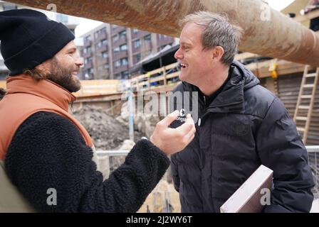 01 aprile 2022, Amburgo: Benjamin Adrion (l), fondatore dell'organizzazione no-profit Viva con Agua, e Oke Göttlich, presidente del FC St. Pauli, parlano della posa della pietra di fondazione per la 'Villa Viva' nel Münzviertel. L'organizzazione senza scopo di lucro Viva con Agua sta costruendo la 'Villa Viva' la pensione di dodici piani, Costruito entro la fine del 2023 nel quartiere di Münzviertel, tra la stazione ferroviaria principale e Deichtorhallen, dispone di oltre 130 camere d'hotel, un campeggio, un bar, un ristorante, una sala yoga, sale d'arte progettate da artisti, conferenze e servizi Foto Stock