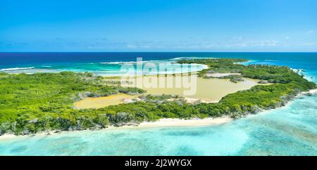 Isola dei Caraibi paradisiacale - Cayo Sombrero - Morrocoy Venezuela. Vista aerea. Foto Stock