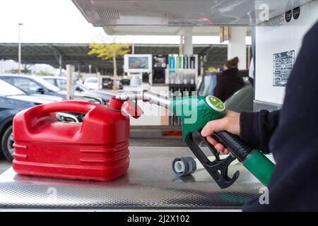 Un uomo riempie una tanica rossa di jerry con benzina a Montauban, nel sud della Francia, 2 aprile 2022. Il tasso d'inflazione annuale in Francia ha subito un'accelerazione fino al 4,5% nel marzo 2022, in base ai dati più recenti dell'Istituto nazionale di statistica INSEE. Il ritmo degli aumenti dei prezzi ha già raggiunto il livello più alto dal 2008. L’aumento del costo della vita è diventato una questione centrale nella campagna elettorale presidenziale francese, con la promessa da parte dei candidati di tagliare le tasse e aumentare i salari per affrontarla. Foto di Patricia Huchot-Boissier/ABACAPRESS.COM Foto Stock