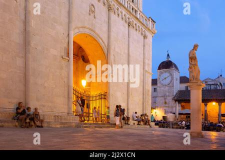 Trogir; Trg Ivana Pavla II, loggia e torre dell'orologio, Katedrala Sveti Lovro Foto Stock