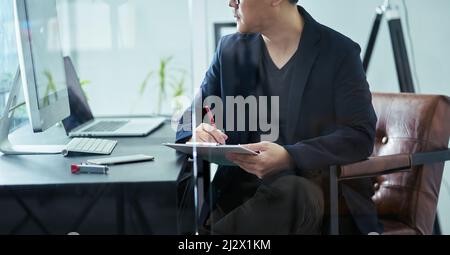 Primo piano su businessman scrivere marketing suggerimenti nota in ufficio Foto Stock