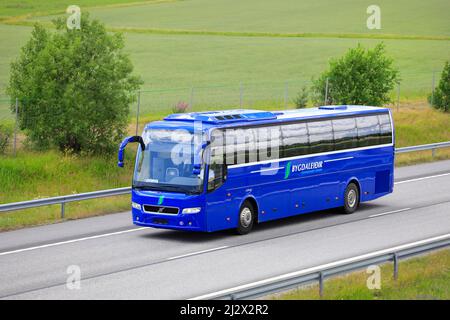 Blu brillante autobus Volvo Bygdaleidir, targhe Finlandia, sulla strada nazionale finlandese 1, E18, nel sud della Finlandia. Salo, Finlandia. Luglio 10, 2020. Foto Stock