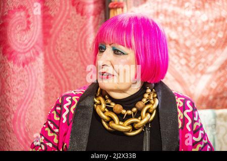 La splendida designer Zandra Rhodes in convesration, animata e sorridente Foto Stock