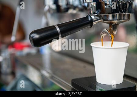 Una tazza di caffè preparata da una macchina per caffè industriale Foto Stock