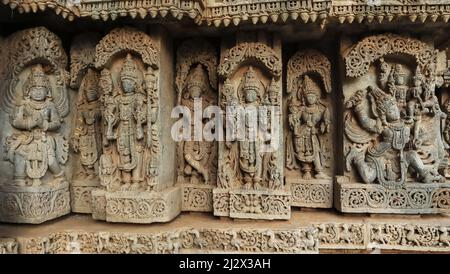 Sculture degli dei indiani Vishnu, Lord Varun, Hanuman sulla parete del Tempio di Lakshminarsimha, Javagal , Hassan, Karnataka, India Foto Stock