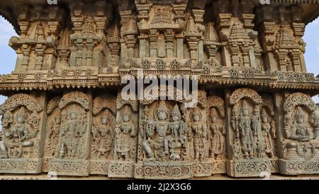 Sculture degli dei indiani Vishnu, Lord Varun sulla parete del Tempio di Lakshminarsimha, Javagal , Hassan, Karnataka, India Foto Stock