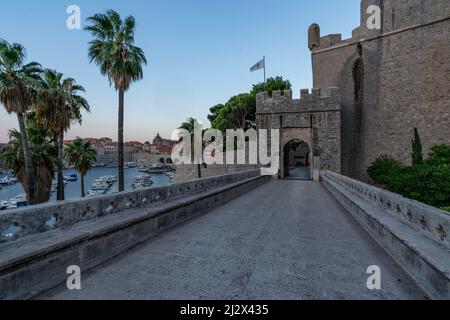 Al mattino presto attraverso le strade deserte vicino alla porta Ploce nella città vecchia di Dubrovnik, Dalmazia, Croazia. Foto Stock